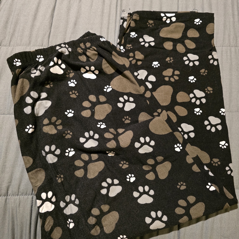 Leggings Depot Black Paw Print Capris